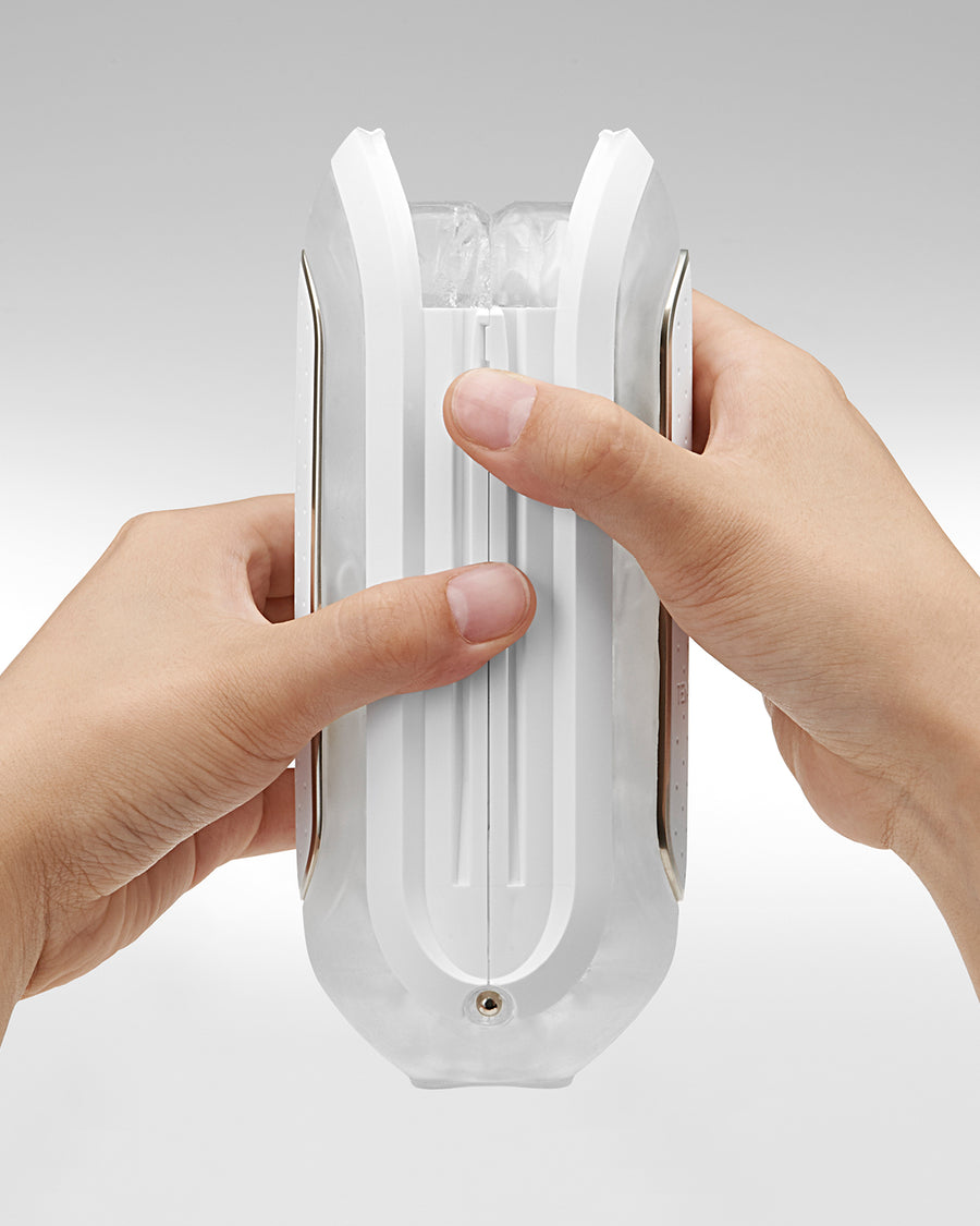 Opening the FLIP ZERO EV by pressing to release the clasps 