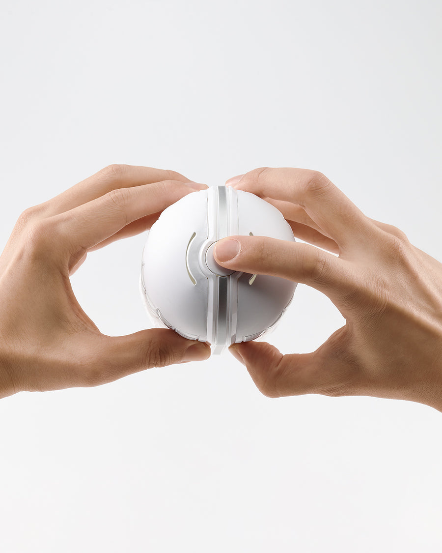 Opening the FLIP FLEXY with its button lock mechanism
